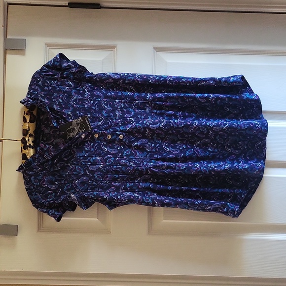 Ava & Grace. Paisley top. Flutter sleeves. Size Small. - Picture 10 of 11